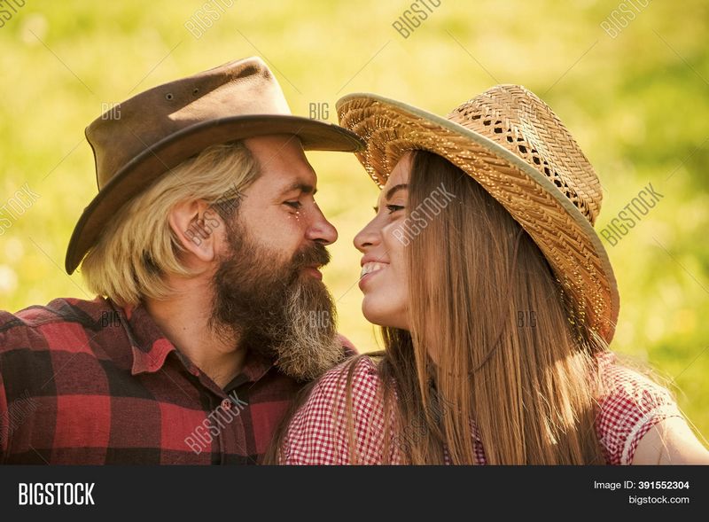 Testimony of the Dating Website Salmadate: Characteristics, Opportunities, and Leads
